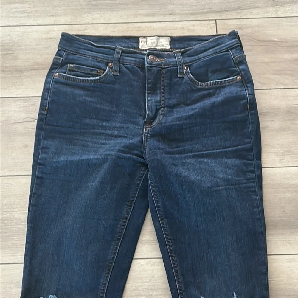 Free People size 27 busted knee skinny jeans